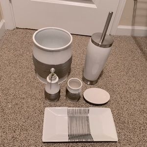 Bathroom accessories sets